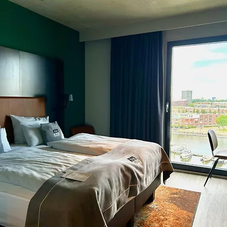 Holiday Inn - The Niu, Fender Amsterdam-2